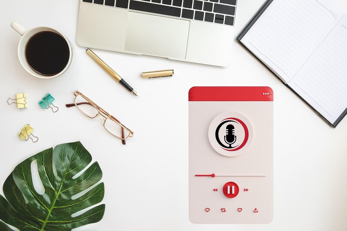 Poste de travail avec ordinateur, feuille de monstera, gobelet de café, stylos, lunettes, classeurs, agenda et interface de lecture audio Poste de travail avec ordinateur, feuille de monstera, gobelet de café, stylos, lunettes, classeurs, agenda et interface de lecture audio