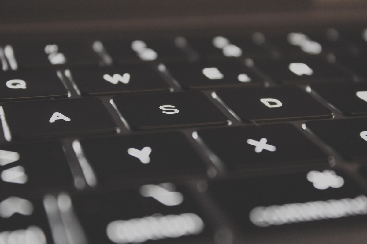 Clavier d'ordinateur noir avec lettres blanches, lettres A, S, D, Y, X visibles
