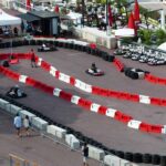 Des karting en plein air avec des pilotes et des spectateurs