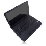 Ordinateur portable noir ouvert de trois quarts sur fond blanc