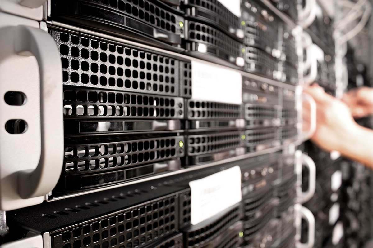 Baie de serveurs informatiques noirs en rack avec technicien intervenant sur équipements Baie de serveurs informatiques noirs en rack avec technicien intervenant sur équipements