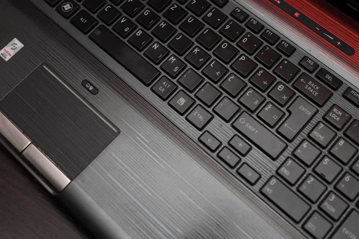 Clavier et pavé tactile d'un ordinateur portable vu de dessus Clavier et pavé tactile d'un ordinateur portable vu de dessus