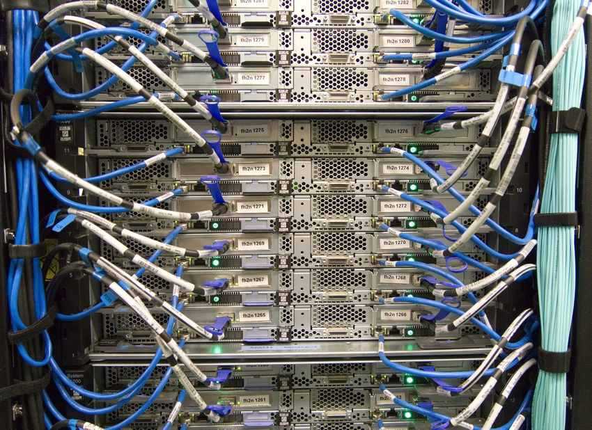 Baie serveur avec câblage réseau bleu et équipements informatiques organisés Baie serveur avec câblage réseau bleu et équipements informatiques organisés