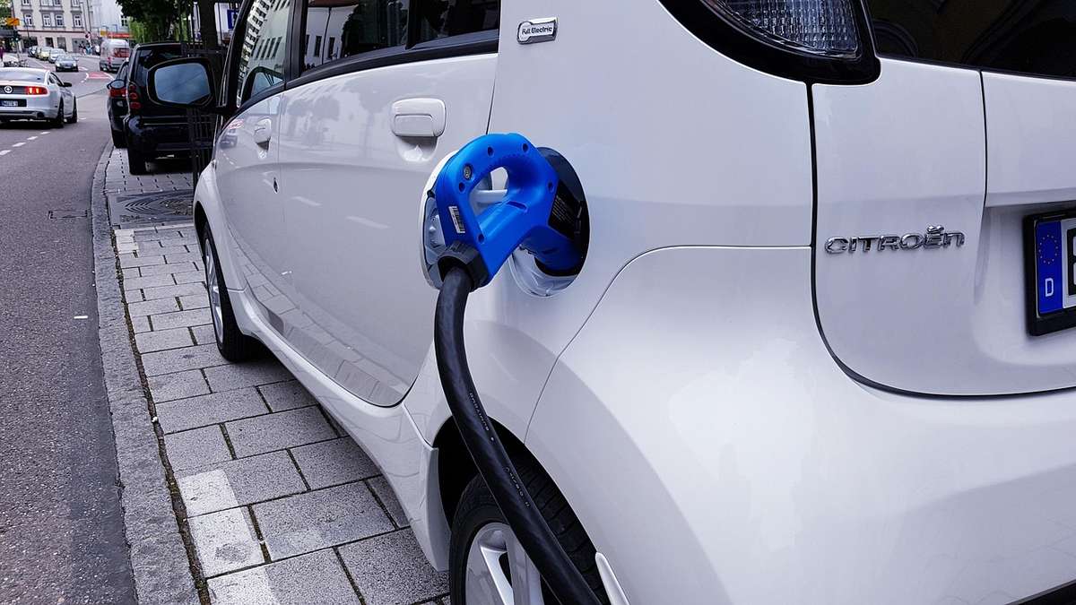 TVA déductible sur véhicule électrique : ce qui change en 2025