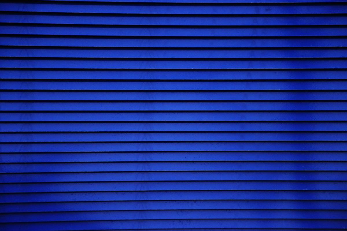 Fenêtre métallique bleue à lames horizontales texture uniforme Fenêtre métallique bleue à lames horizontales texture uniforme