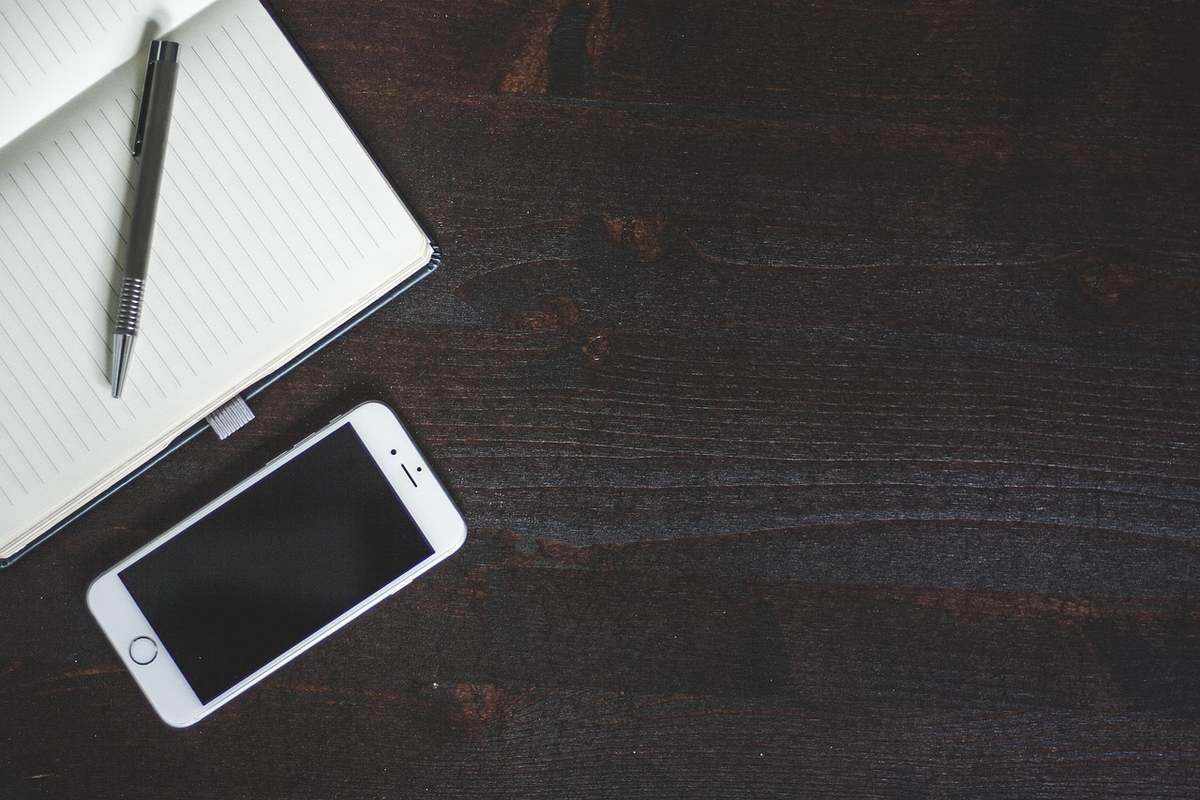 Un smartphone affichant son écran d'accueil Un smartphone affichant son écran d'accueil